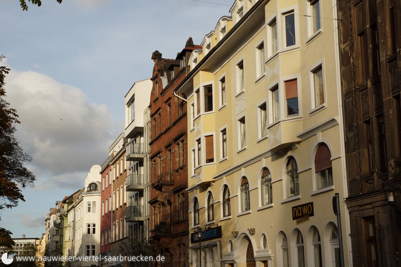 Gebäude, Häuser im Nauwieser Viertel in Saarbrücken. Alte Gebäude und