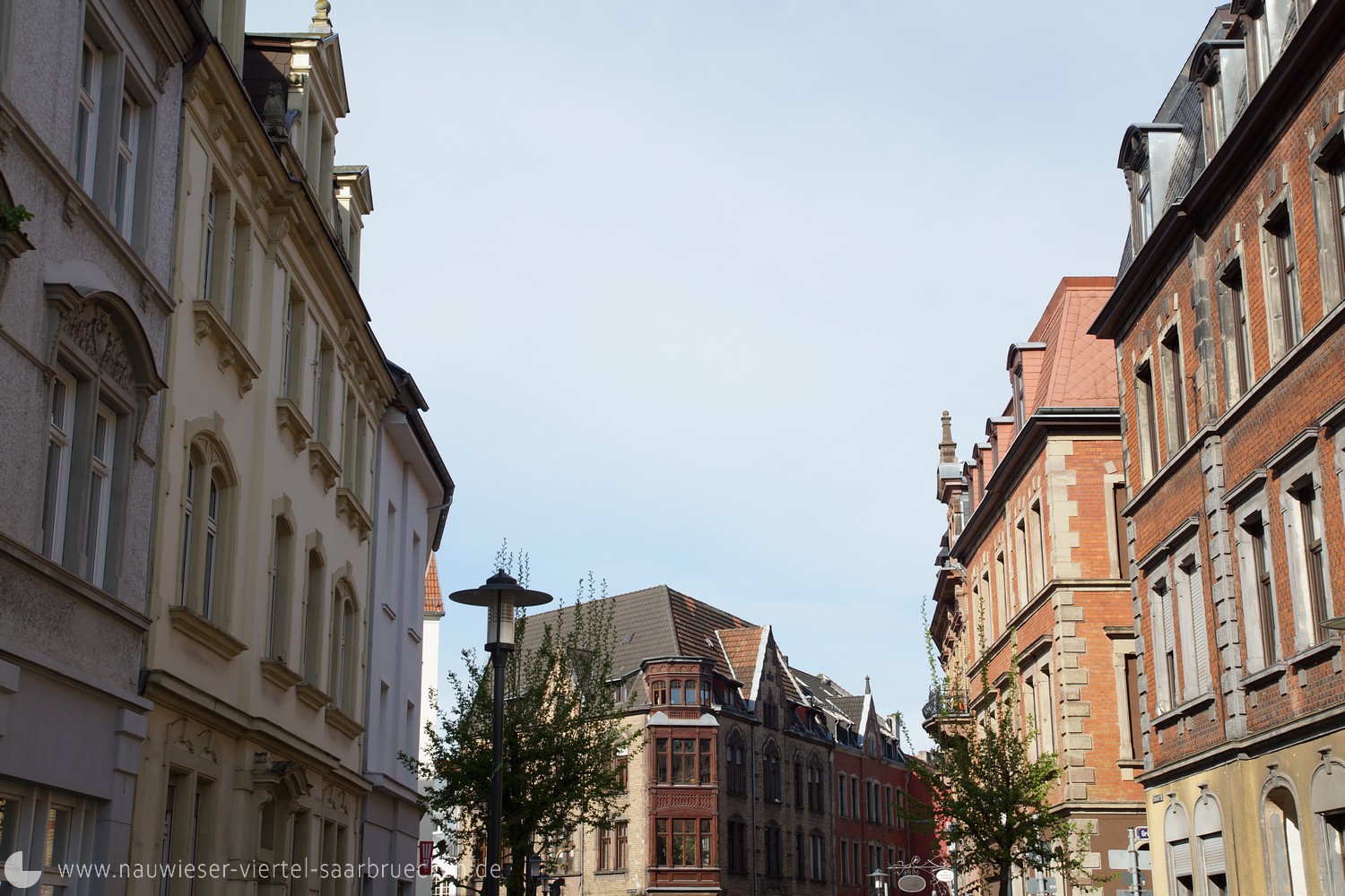 Gebäude, Häuser im Nauwieser Viertel in Saarbrücken. Alte Gebäude und